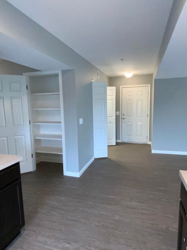 Building Photo - 200 Larkspur Ln