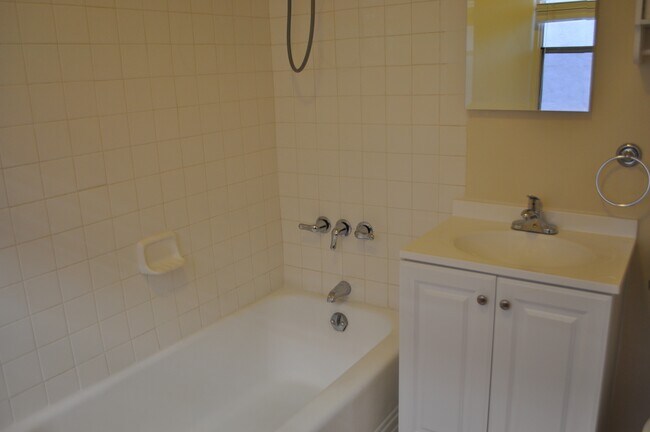 Building Photo - 1352 Masselin Ave