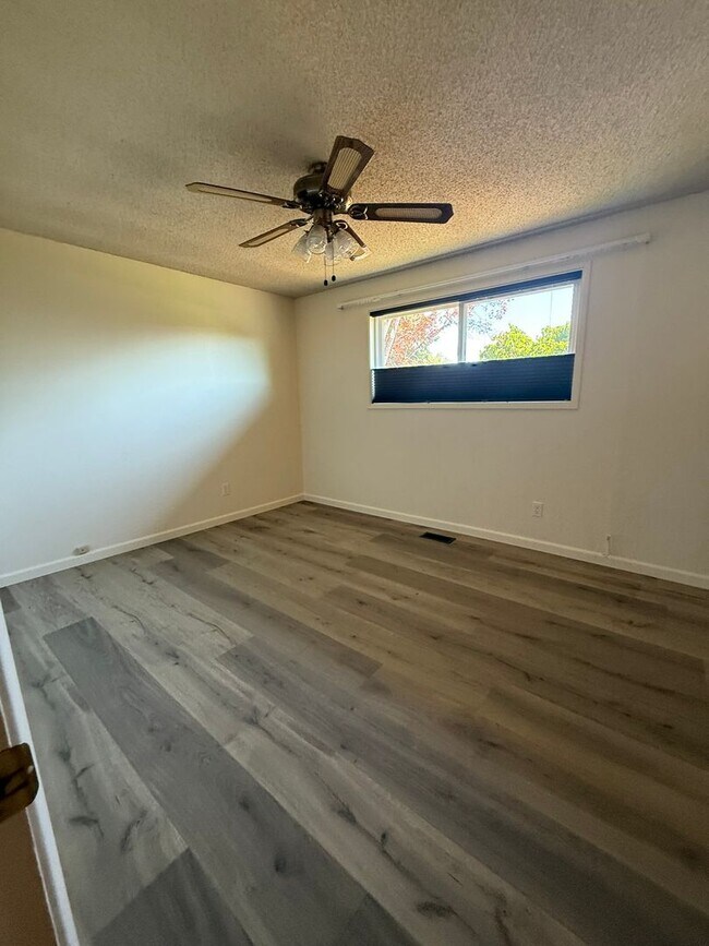 Building Photo - Stunning Pet Friendly Three Bedroom Corval...