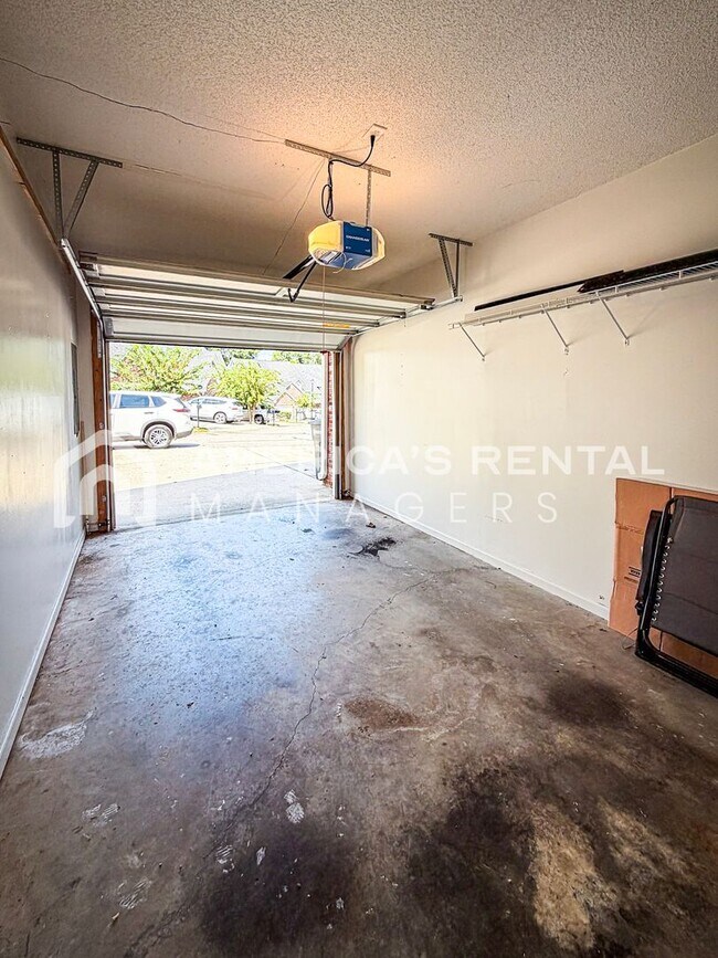 Building Photo - 1713 Savannah Park Ln