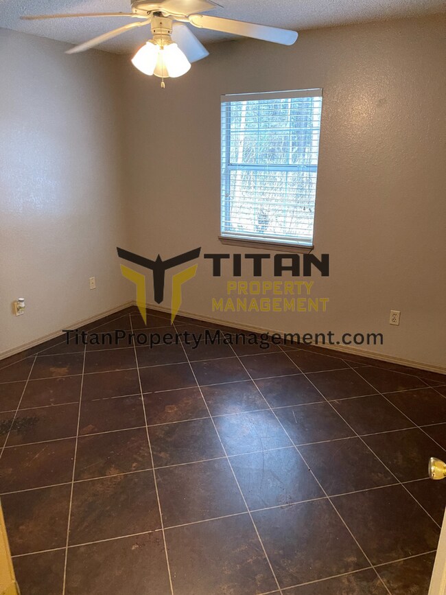 Building Photo - 2br/1.5 bath apartment