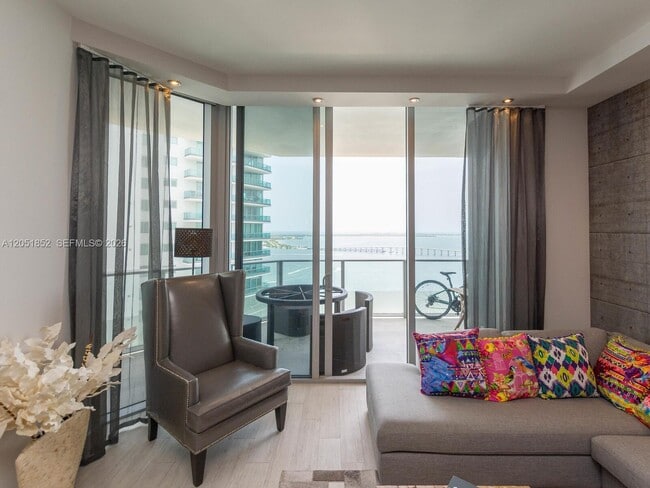 Building Photo - 1300 Brickell Bay Dr