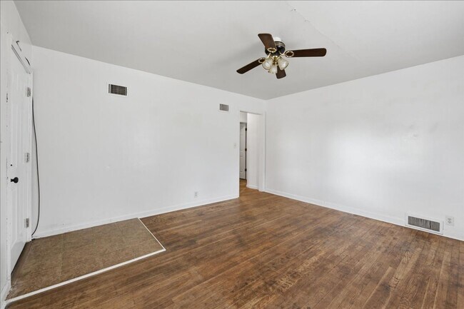 Building Photo - 705 W 29th St