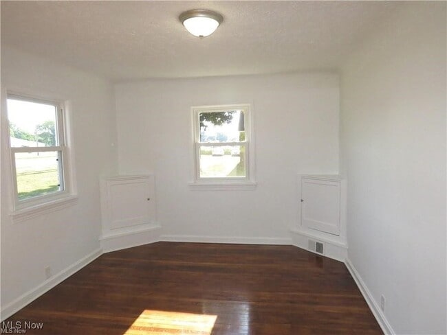 Building Photo - 6424 N Ridge Rd