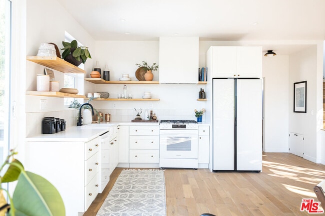 Building Photo - 2210-2214 Echo Park Ave