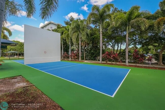 Building Photo - 3150 N Palm Aire Dr