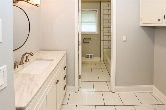 Building Photo - 667 Tara Cir SE