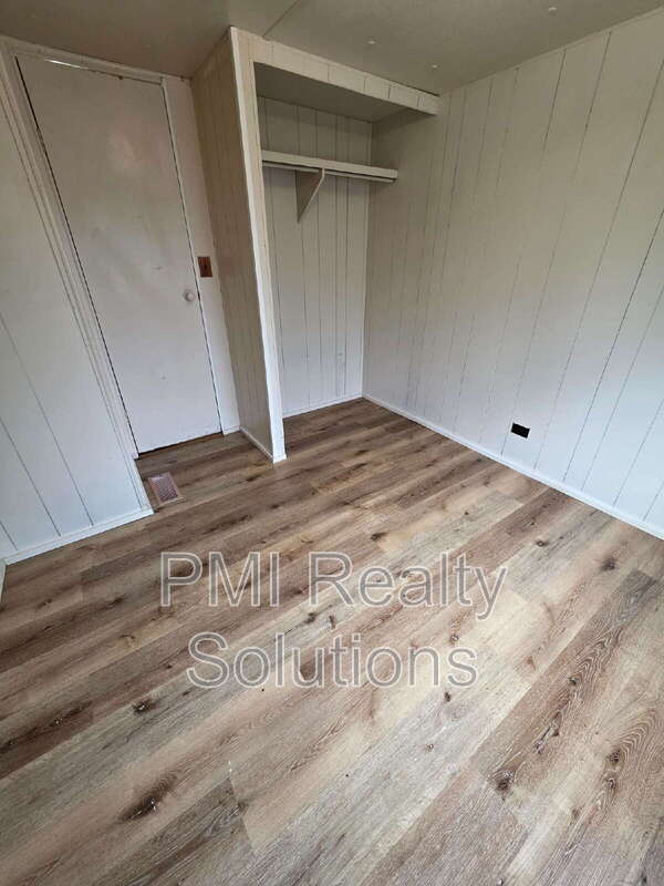 Building Photo - 300 Elberta Ave