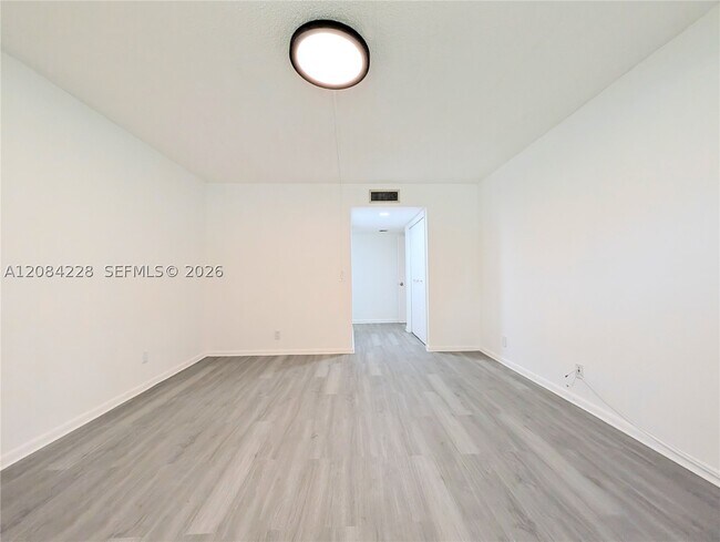 Building Photo - 310 Lakeview Dr