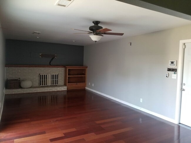 Building Photo - Charming 3 bedroom 2 bathroom home located...
