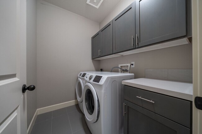 Building Photo - 9965 SE Taggart St