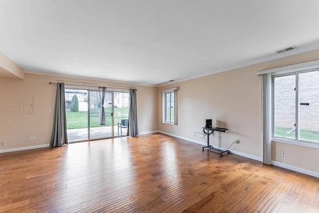 Building Photo - 305 Creekside Dr
