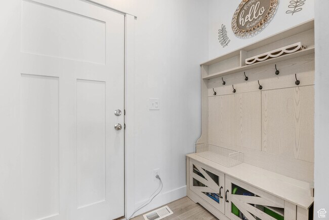 Building Photo - 4713 E Lk Cor Dr