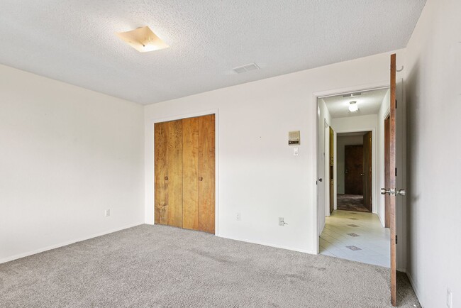 Building Photo - 3 Bedroom 2 Bath Conveniently Located House!