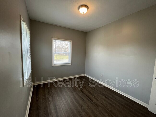 Building Photo - 2832 Central Ave