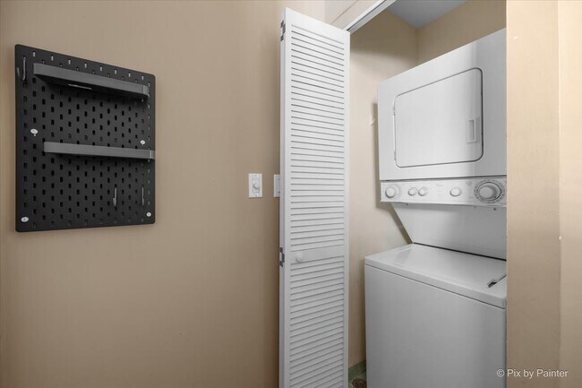 Building Photo - 6146 N Ravenswood Ave