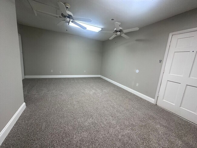 Building Photo - CUTE 3/2 NESTLED ON A CORNER LOT IN CONVER...