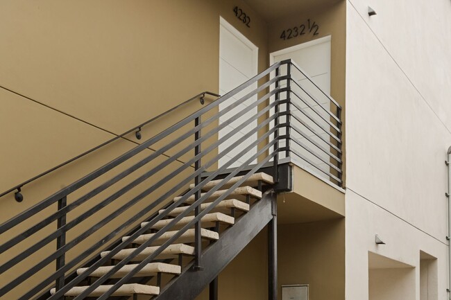 Building Photo - 4232 Rosewood Ave