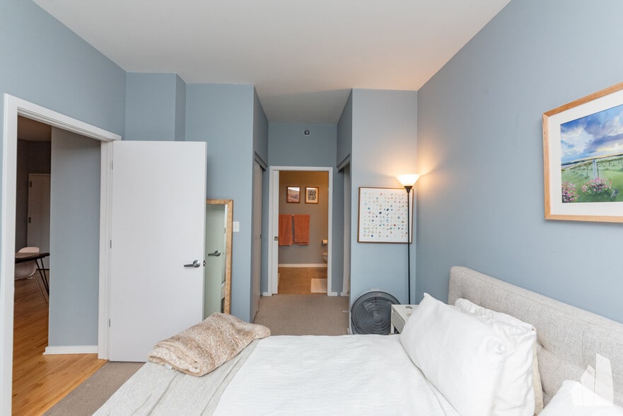 Building Photo - 1 E 8th St