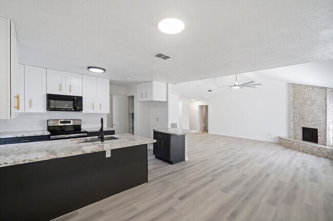Building Photo - For Lease | 3 Bed, 2 Bath | 1,446 Sq Ft | ...