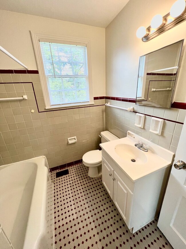 Building Photo - Madison Stunner! 3 Bed 2 Bath House W/ Fen...