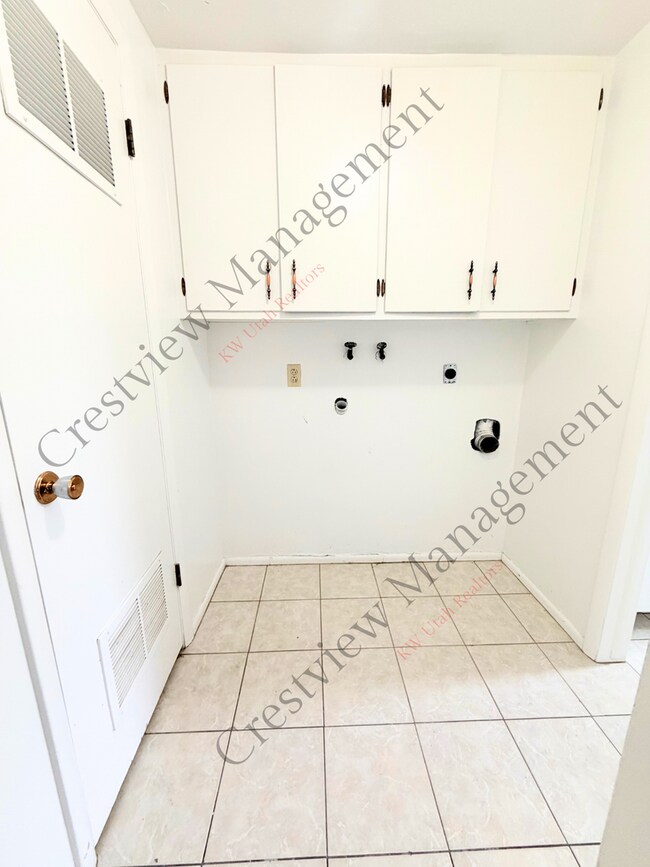 Building Photo - 549 Stringham Ave