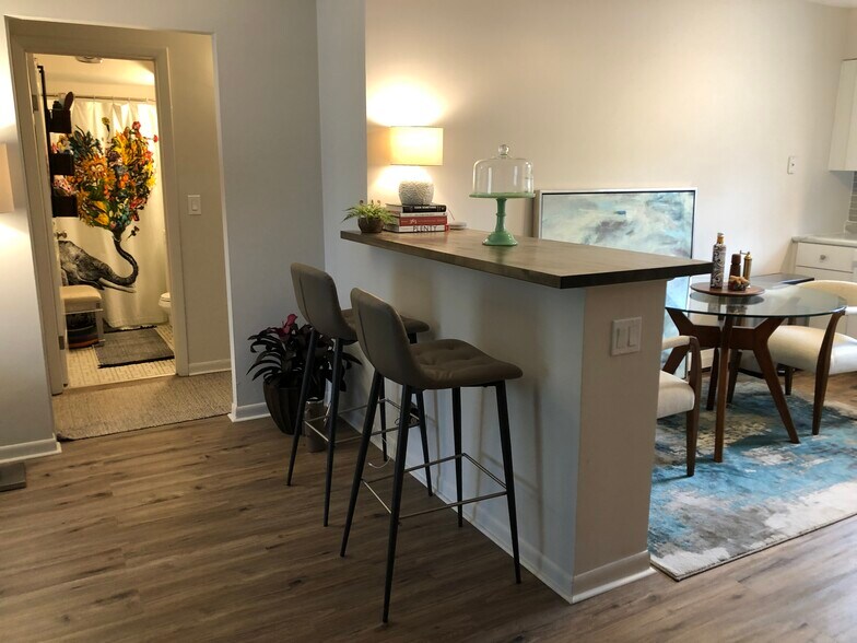 Breakfast/bar living room - 737 N Western Ave