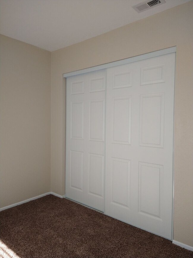 Building Photo - ALL UTILITIES INCLUDED! 3 Bed / 1 Bath Remodeled Condo/Duplex at Tanglewood