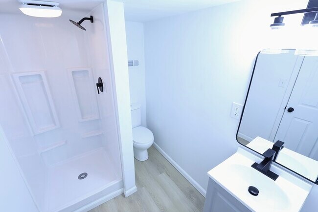 Building Photo - 774 E Archwood Ave