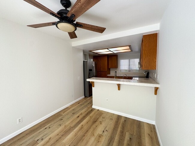 Building Photo - Eastlake : 2 bed, 2.5 bath vaulted ceiling...