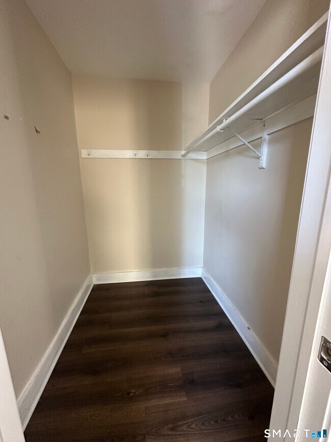 Building Photo - 567 Howe Ave