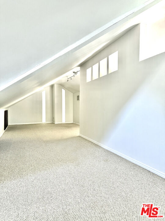 Building Photo - 1153 N Poinsettia Pl