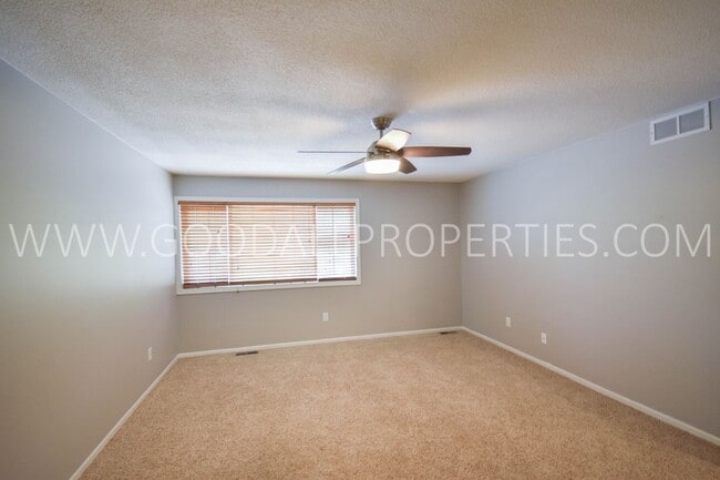 Building Photo - 2 Bedroom 2 Bath Townhome In West Des Moines