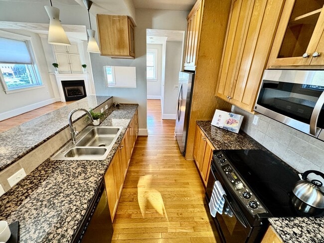 Building Photo - Amazing Garden-Style Condo Available NOW! ...