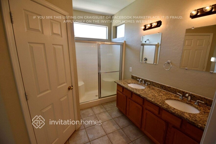 Building Photo - 668 E Cantebria Dr