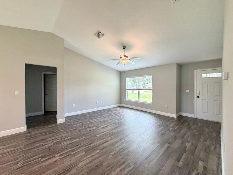 Building Photo - 9 Larch Dr