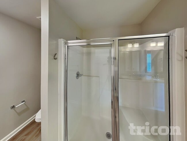 Building Photo - 725 Vanguard St