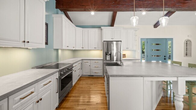 Building Photo - 5745 Riviere Dr