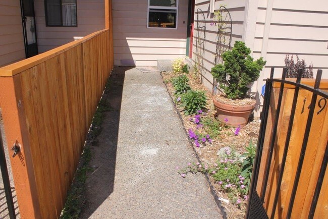 Building Photo - 2 br, 2.5 bath House - 14905 SW 106th Ave
