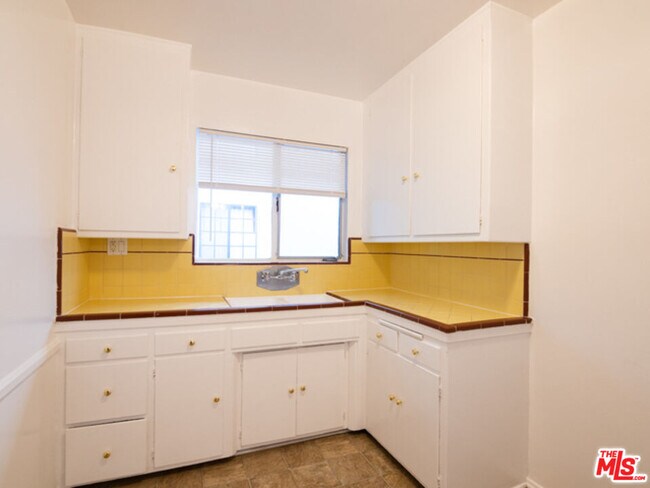 Building Photo - 422 Arnaz Dr