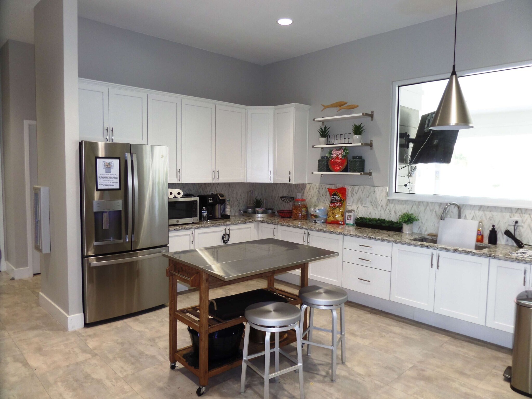 Building Photo - 5240 Sunshine Dr