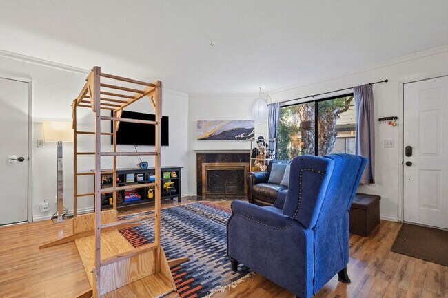 Building Photo - 3 Bedroom Condo in Watsonville!