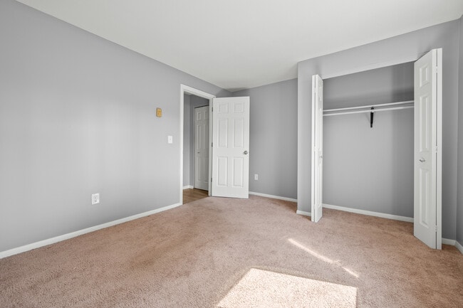 Building Photo - Pembrooke Court Apartments