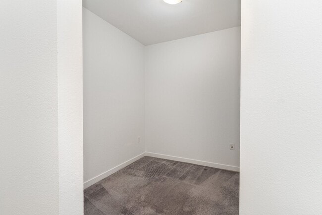 Building Photo - Spacious 1 Bedroom + Den in Canal Station ...