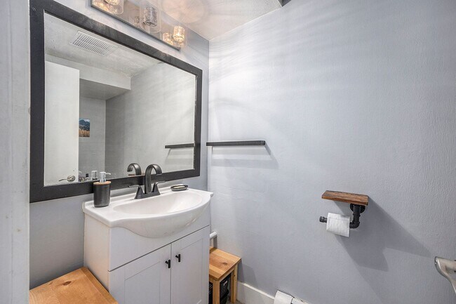 Building Photo - University Hills 2 bedroom and 1.5 Bath Co...