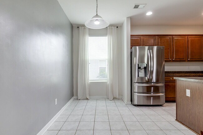 Building Photo - Spacious & Convenient