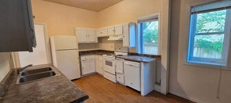 Building Photo - 215 W 31st St