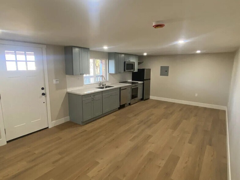 Building Photo - 8090 Vista Dr