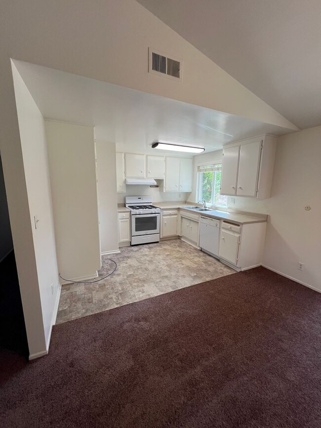 Building Photo - FOR RENT 3+1 IN SIMI VALLEY