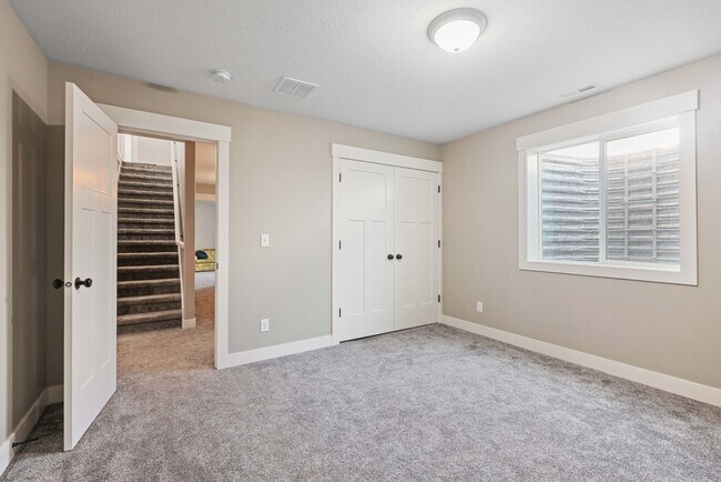 Building Photo - Partially furnished Twin home in Rigby